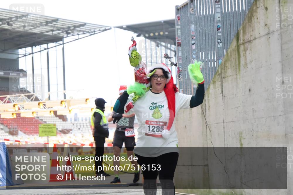 08.12.2024 - St. Pauli X-Mass-Run No. 14 H.Heesch http://msf.ph/oto/7516153 08.12.2024 10:53:07 Ziel 1285 meine-sportfotos.de