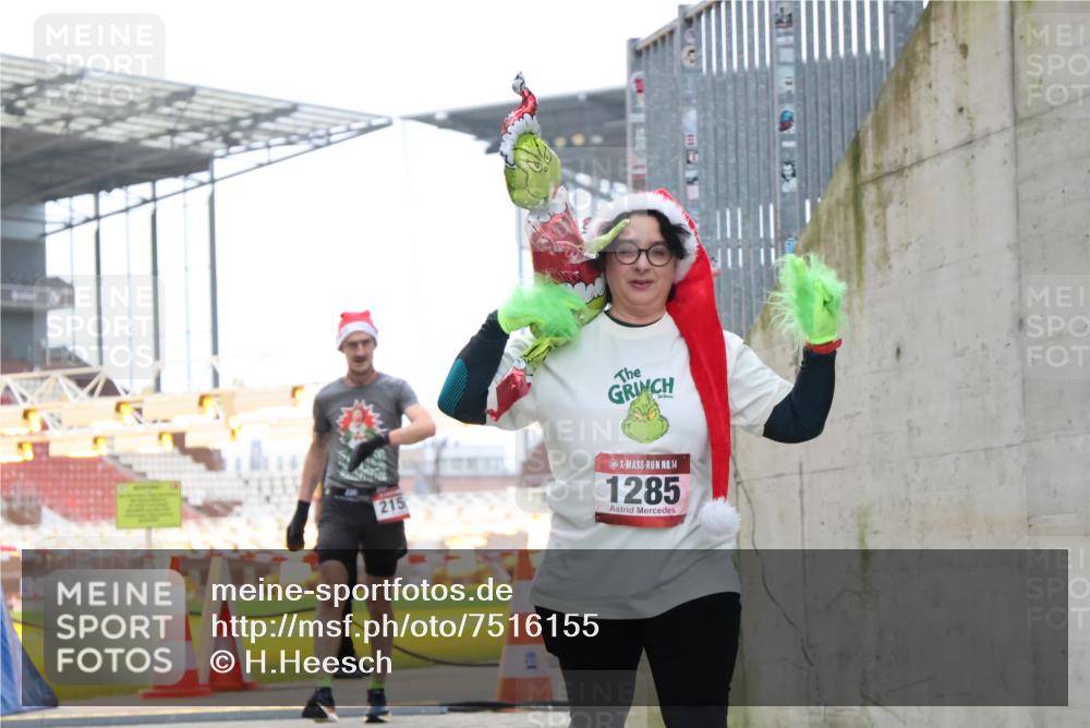 08.12.2024 - St. Pauli X-Mass-Run No. 14 H.Heesch http://msf.ph/oto/7516155 08.12.2024 10:53:08 Ziel 1285 meine-sportfotos.de