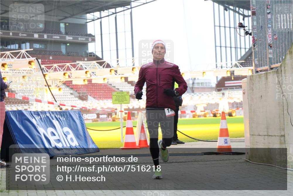 08.12.2024 - St. Pauli X-Mass-Run No. 14 H.Heesch http://msf.ph/oto/7516218 08.12.2024 10:53:38 Ziel 854, 1478, 1492 meine-sportfotos.de