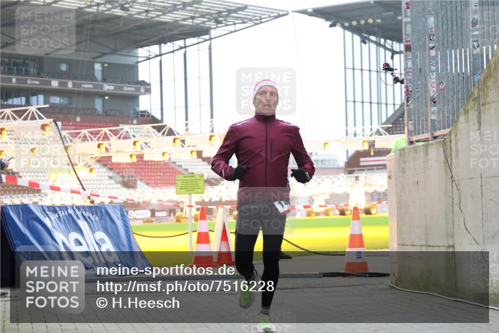 08.12.2024 - St. Pauli X-Mass-Run No. 14 H.Heesch http://msf.ph/oto/7516228 08.12.2024 10:53:38 Ziel 854, 1478, 1492 meine-sportfotos.de