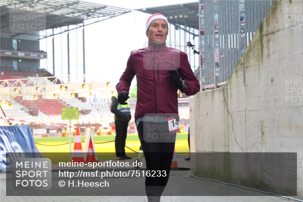 08.12.2024 - St. Pauli X-Mass-Run No. 14 H.Heesch http://msf.ph/oto/7516233 08.12.2024 10:53:39 Ziel 1478, 854, 1478, 1492 meine-sportfotos.de