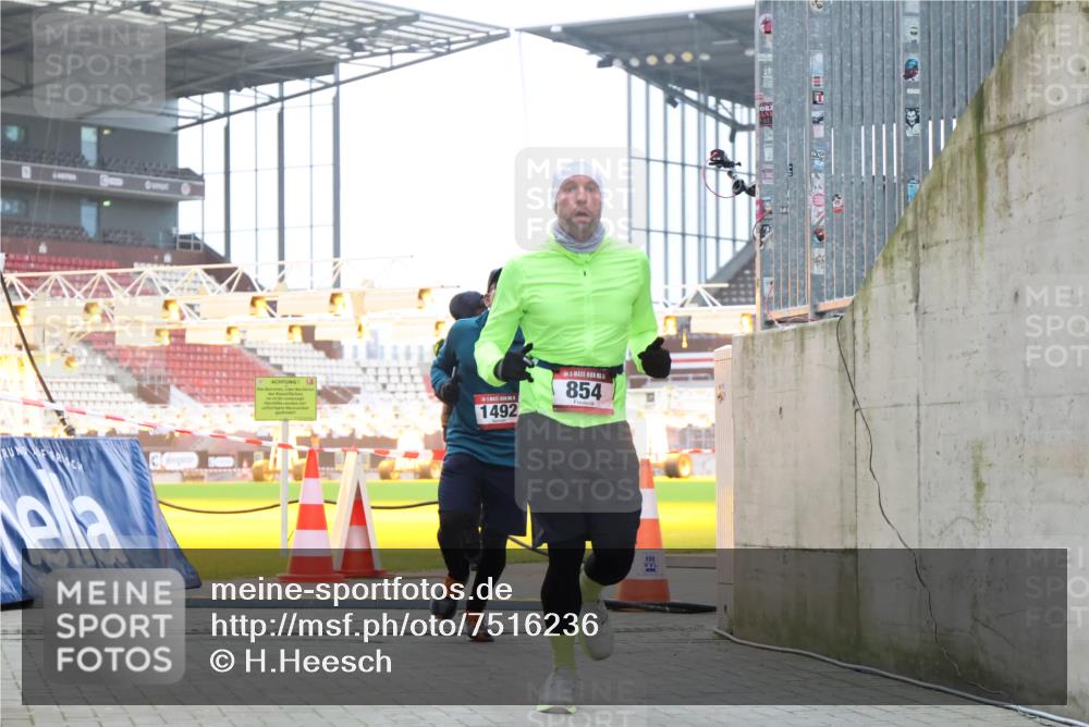 08.12.2024 - St. Pauli X-Mass-Run No. 14 H.Heesch http://msf.ph/oto/7516236 08.12.2024 10:53:40 Ziel 854, 1478, 854, 1478, 1492 meine-sportfotos.de