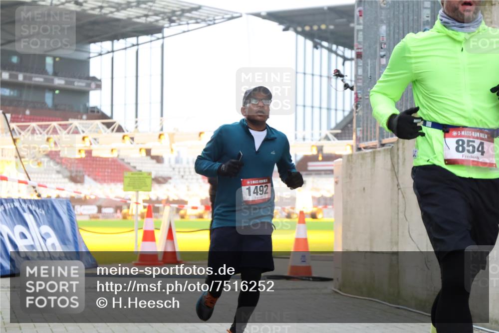 08.12.2024 - St. Pauli X-Mass-Run No. 14 H.Heesch http://msf.ph/oto/7516252 08.12.2024 10:53:42 Ziel 854, 1478, 854, 1492 meine-sportfotos.de