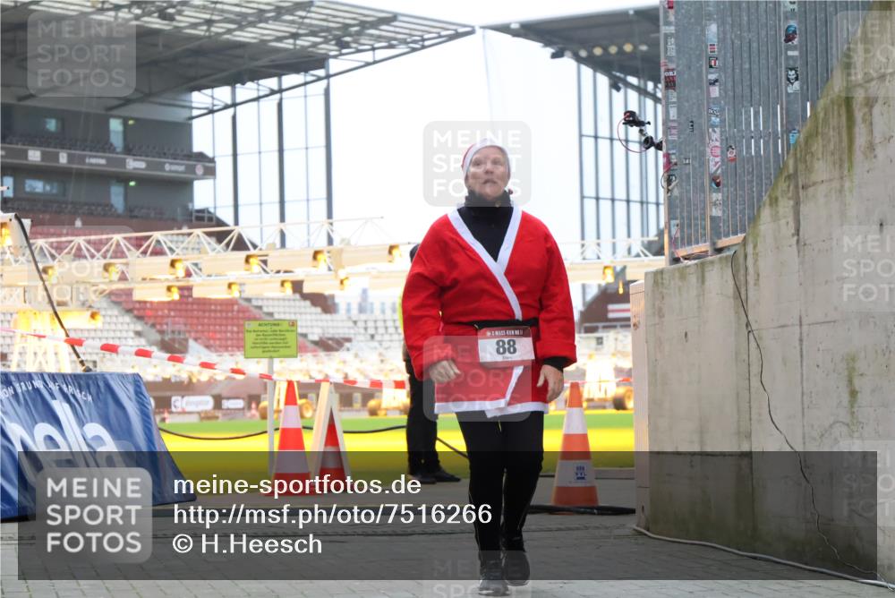 08.12.2024 - St. Pauli X-Mass-Run No. 14 H.Heesch http://msf.ph/oto/7516266 08.12.2024 10:54:02 Ziel 88 meine-sportfotos.de