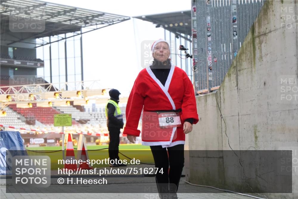 08.12.2024 - St. Pauli X-Mass-Run No. 14 H.Heesch http://msf.ph/oto/7516274 08.12.2024 10:54:02 Ziel 88 meine-sportfotos.de