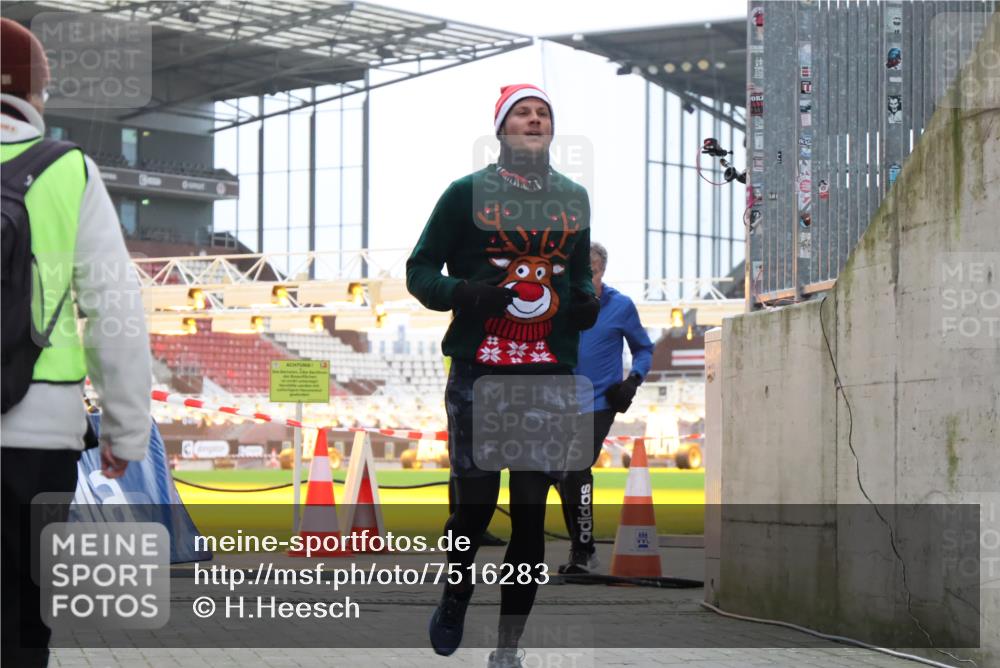 08.12.2024 - St. Pauli X-Mass-Run No. 14 H.Heesch http://msf.ph/oto/7516283 08.12.2024 10:54:09 Ziel 88, 88, 648 meine-sportfotos.de