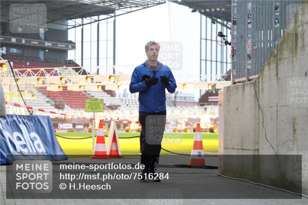 08.12.2024 - St. Pauli X-Mass-Run No. 14 H.Heesch http://msf.ph/oto/7516284 08.12.2024 10:54:11 Ziel 88, 648, 648, 2181 meine-sportfotos.de