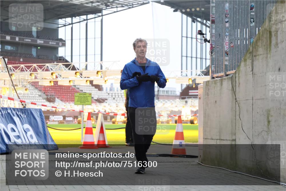 08.12.2024 - St. Pauli X-Mass-Run No. 14 H.Heesch http://msf.ph/oto/7516300 08.12.2024 10:54:11 Ziel 88, 648, 648, 2181 meine-sportfotos.de