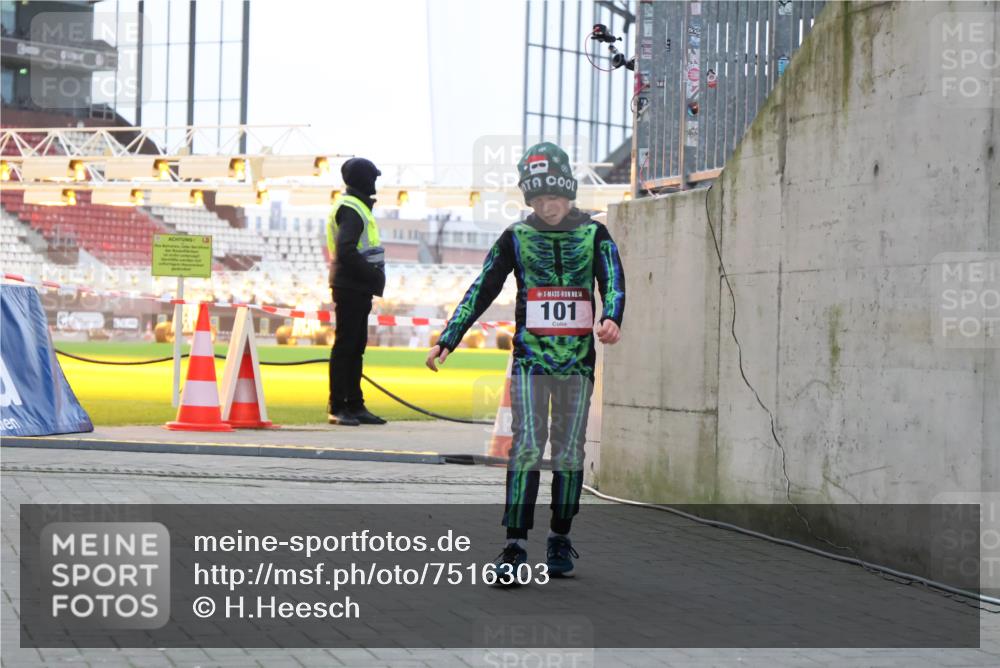 08.12.2024 - St. Pauli X-Mass-Run No. 14 H.Heesch http://msf.ph/oto/7516303 08.12.2024 10:54:20 Ziel 88, 648, 2181, 101, 2181 meine-sportfotos.de