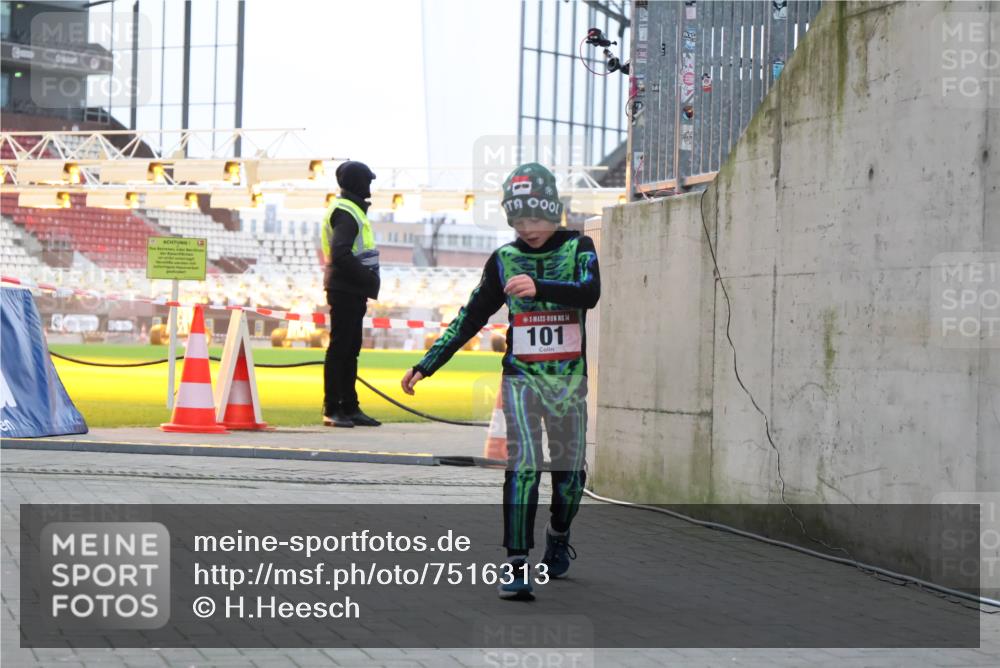 08.12.2024 - St. Pauli X-Mass-Run No. 14 H.Heesch http://msf.ph/oto/7516313 08.12.2024 10:54:20 Ziel 88, 648, 2181, 101, 2181 meine-sportfotos.de