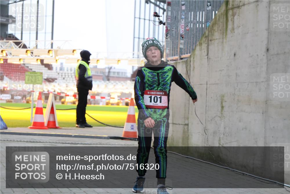 08.12.2024 - St. Pauli X-Mass-Run No. 14 H.Heesch http://msf.ph/oto/7516320 08.12.2024 10:54:21 Ziel 88, 648, 2181, 101, 2181 meine-sportfotos.de
