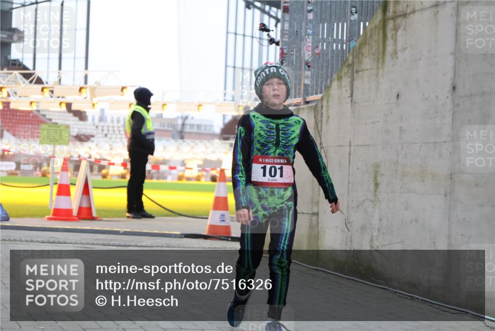08.12.2024 - St. Pauli X-Mass-Run No. 14 H.Heesch http://msf.ph/oto/7516326 08.12.2024 10:54:22 Ziel 648, 2181, 101 meine-sportfotos.de