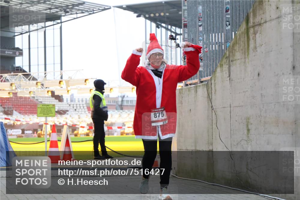 08.12.2024 - St. Pauli X-Mass-Run No. 14 H.Heesch http://msf.ph/oto/7516427 08.12.2024 10:55:04 Ziel 875, 2184, 875 meine-sportfotos.de