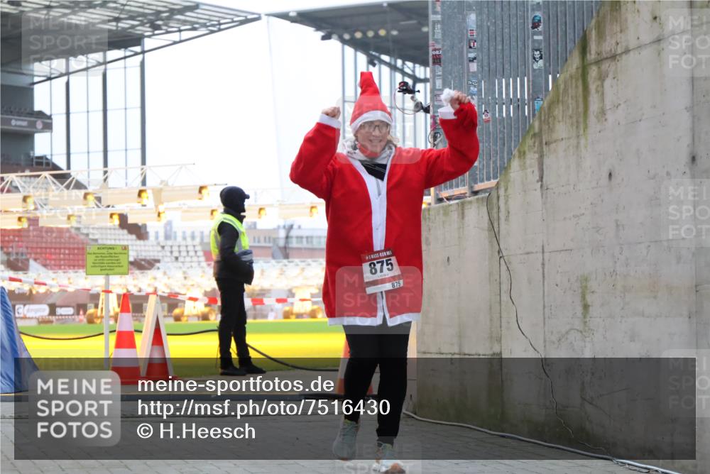 08.12.2024 - St. Pauli X-Mass-Run No. 14 H.Heesch http://msf.ph/oto/7516430 08.12.2024 10:55:05 Ziel 875, 2184, 875 meine-sportfotos.de