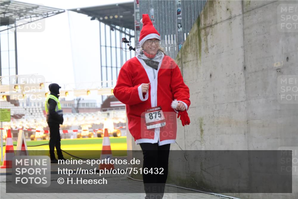 08.12.2024 - St. Pauli X-Mass-Run No. 14 H.Heesch http://msf.ph/oto/7516432 08.12.2024 10:55:06 Ziel 875, 2184, 875 meine-sportfotos.de