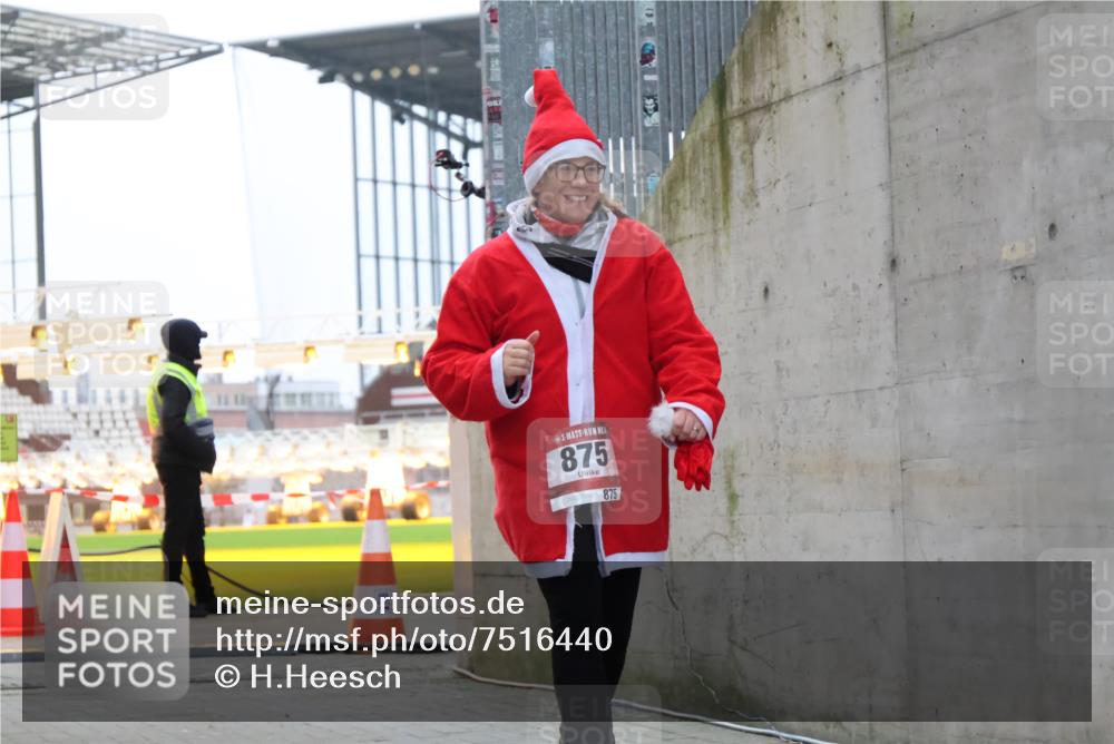 08.12.2024 - St. Pauli X-Mass-Run No. 14 H.Heesch http://msf.ph/oto/7516440 08.12.2024 10:55:06 Ziel 875, 2184, 875 meine-sportfotos.de