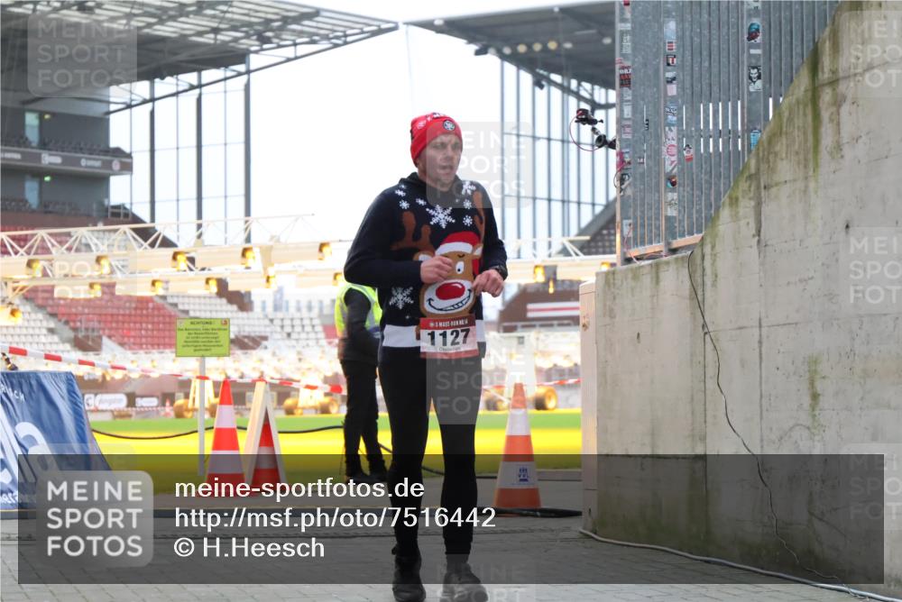 08.12.2024 - St. Pauli X-Mass-Run No. 14 H.Heesch http://msf.ph/oto/7516442 08.12.2024 10:55:20 Ziel 1127, 1799 meine-sportfotos.de