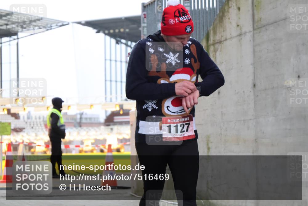 08.12.2024 - St. Pauli X-Mass-Run No. 14 H.Heesch http://msf.ph/oto/7516469 08.12.2024 10:55:22 Ziel 1127, 1127, 1799 meine-sportfotos.de