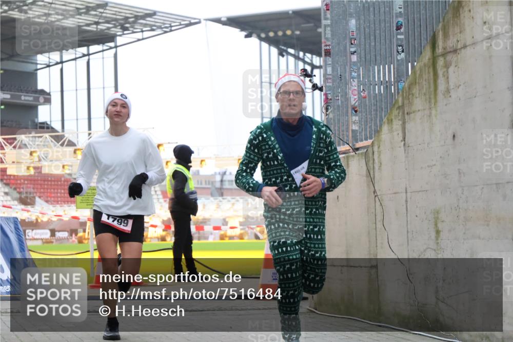 08.12.2024 - St. Pauli X-Mass-Run No. 14 H.Heesch http://msf.ph/oto/7516484 08.12.2024 10:55:26 Ziel 1127, 1799 meine-sportfotos.de