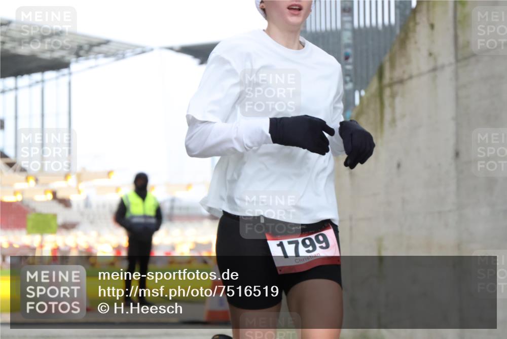 08.12.2024 - St. Pauli X-Mass-Run No. 14 H.Heesch http://msf.ph/oto/7516519 08.12.2024 10:55:28 Ziel 1127, 1799, 1799 meine-sportfotos.de