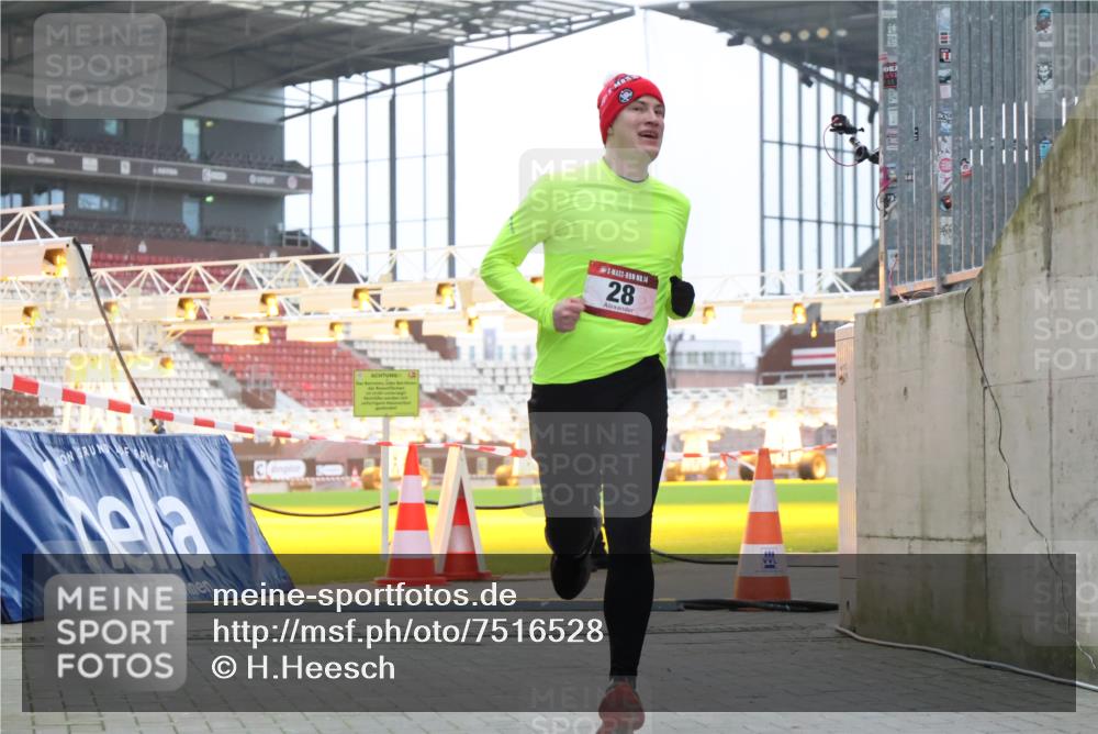 08.12.2024 - St. Pauli X-Mass-Run No. 14 H.Heesch http://msf.ph/oto/7516528 08.12.2024 10:55:37 Ziel 28, 1799, 28, 2231 meine-sportfotos.de