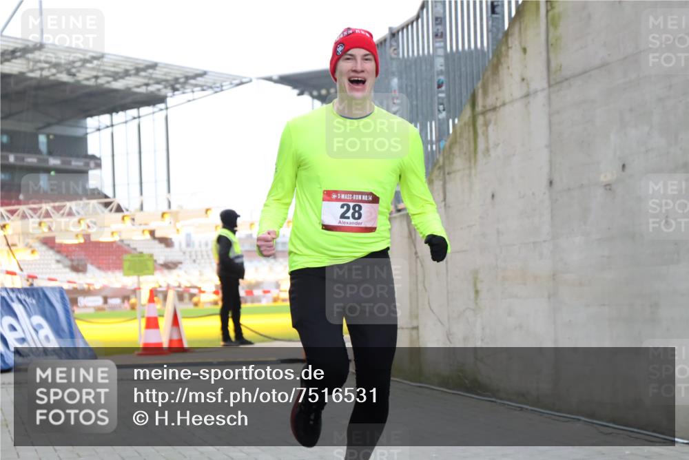 08.12.2024 - St. Pauli X-Mass-Run No. 14 H.Heesch http://msf.ph/oto/7516531 08.12.2024 10:55:38 Ziel 28, 1799, 28, 2231 meine-sportfotos.de
