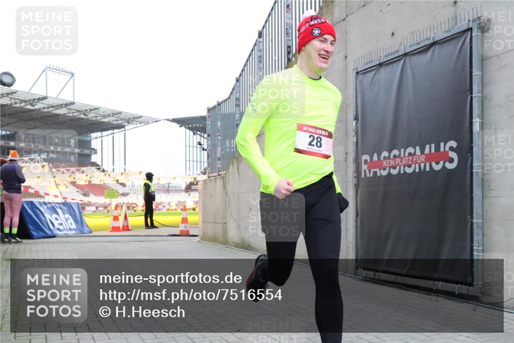 08.12.2024 - St. Pauli X-Mass-Run No. 14 H.Heesch http://msf.ph/oto/7516554 08.12.2024 10:55:38 Ziel 28, 1799, 28, 2231 meine-sportfotos.de