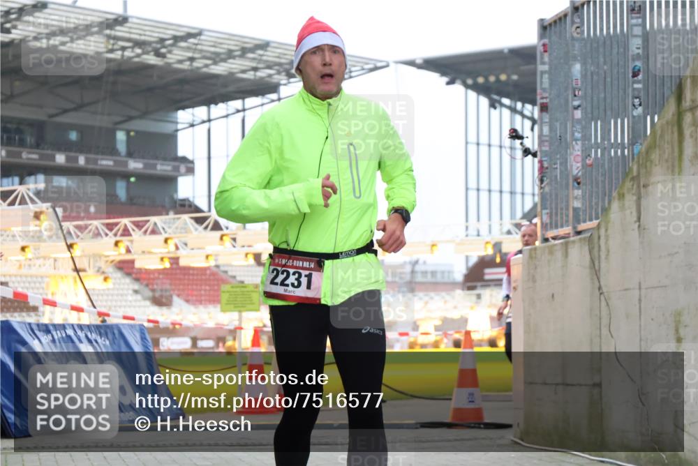 08.12.2024 - St. Pauli X-Mass-Run No. 14 H.Heesch http://msf.ph/oto/7516577 08.12.2024 10:55:42 Ziel 28, 1799, 2231, 2269 meine-sportfotos.de