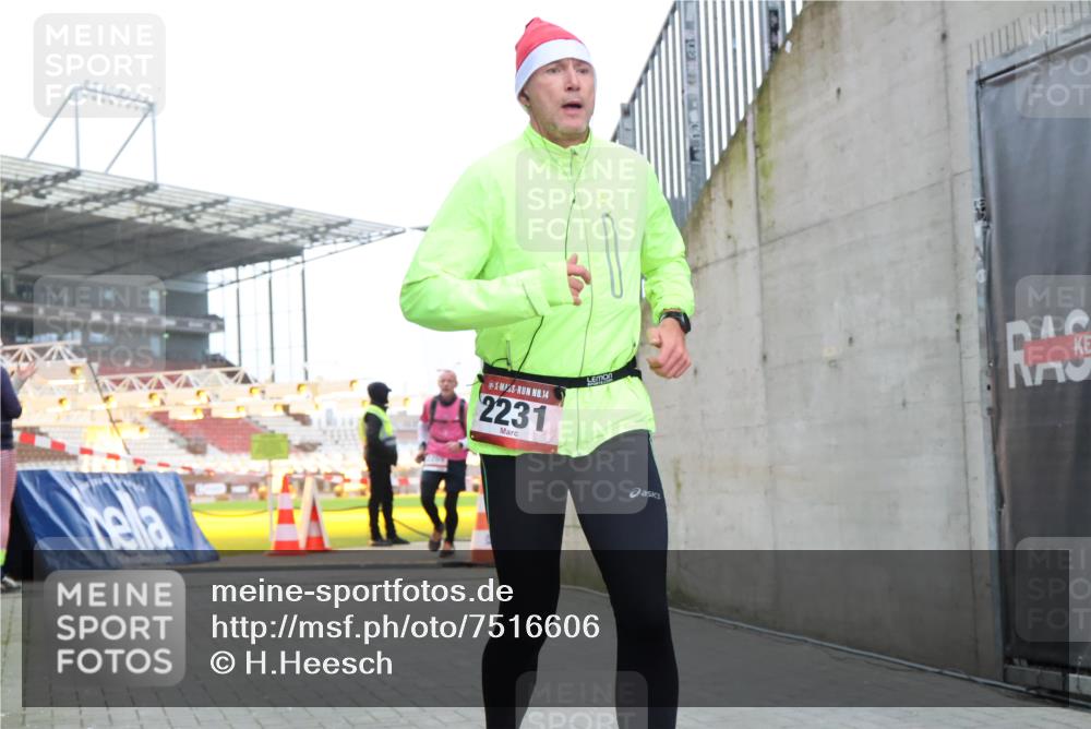 08.12.2024 - St. Pauli X-Mass-Run No. 14 H.Heesch http://msf.ph/oto/7516606 08.12.2024 10:55:43 Ziel 28, 2231, 2231, 2269 meine-sportfotos.de