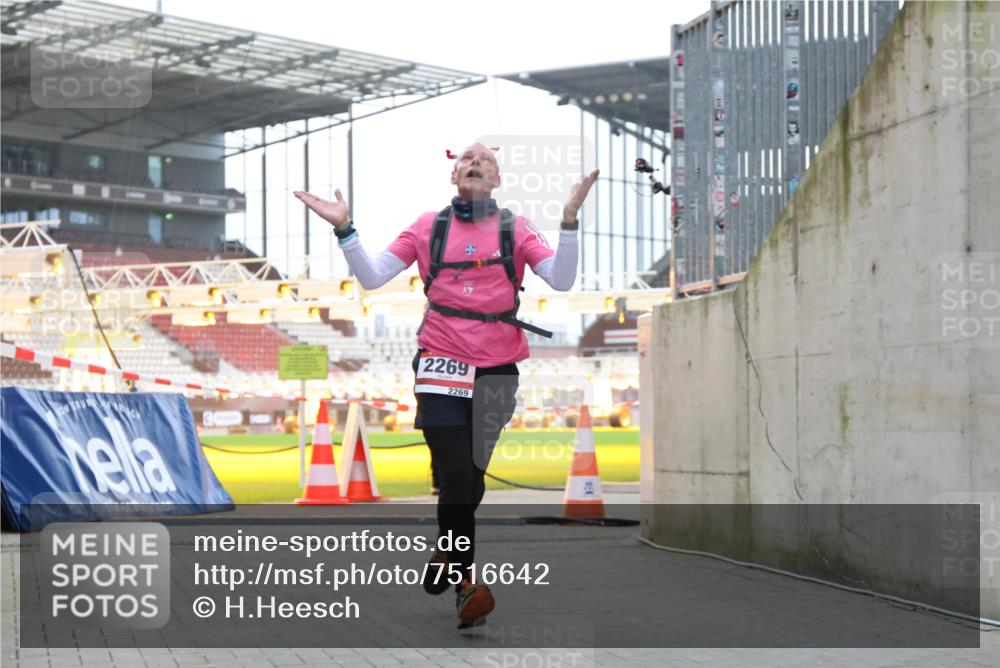 08.12.2024 - St. Pauli X-Mass-Run No. 14 H.Heesch http://msf.ph/oto/7516642 08.12.2024 10:55:45 Ziel 28, 2231, 2231, 2269 meine-sportfotos.de