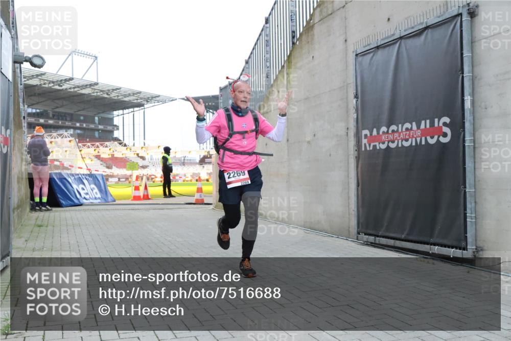08.12.2024 - St. Pauli X-Mass-Run No. 14 H.Heesch http://msf.ph/oto/7516688 08.12.2024 10:55:47 Ziel 28, 2231, 2269, 2269 meine-sportfotos.de