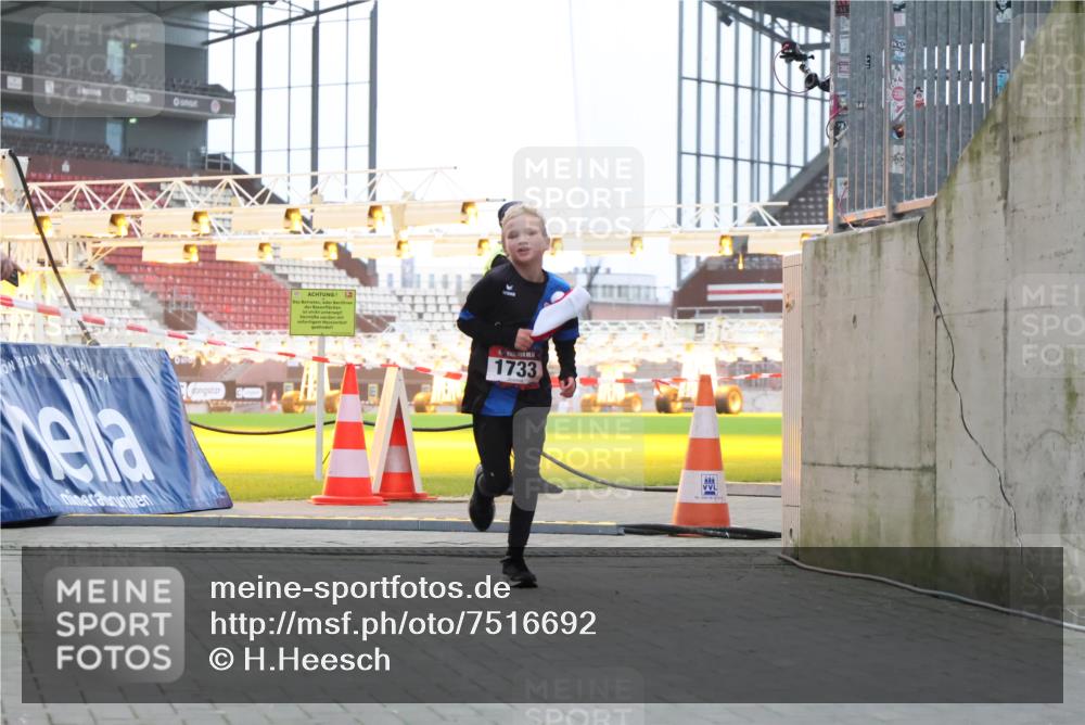 08.12.2024 - St. Pauli X-Mass-Run No. 14 H.Heesch http://msf.ph/oto/7516692 08.12.2024 10:55:55 Ziel 2231, 2269, 1733 meine-sportfotos.de