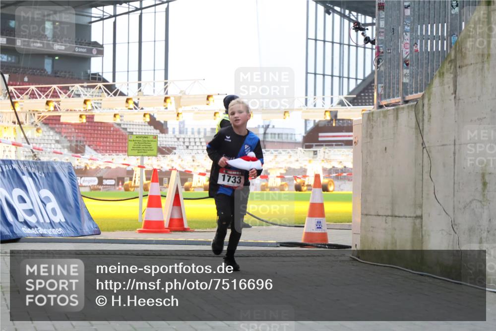 08.12.2024 - St. Pauli X-Mass-Run No. 14 H.Heesch http://msf.ph/oto/7516696 08.12.2024 10:55:56 Ziel 2231, 2269, 1733 meine-sportfotos.de