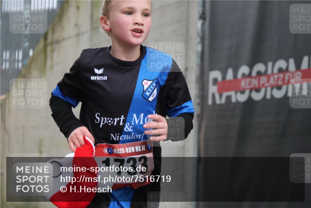 08.12.2024 - St. Pauli X-Mass-Run No. 14 H.Heesch http://msf.ph/oto/7516719 08.12.2024 10:55:58 Ziel 1733, 2269, 1733 meine-sportfotos.de