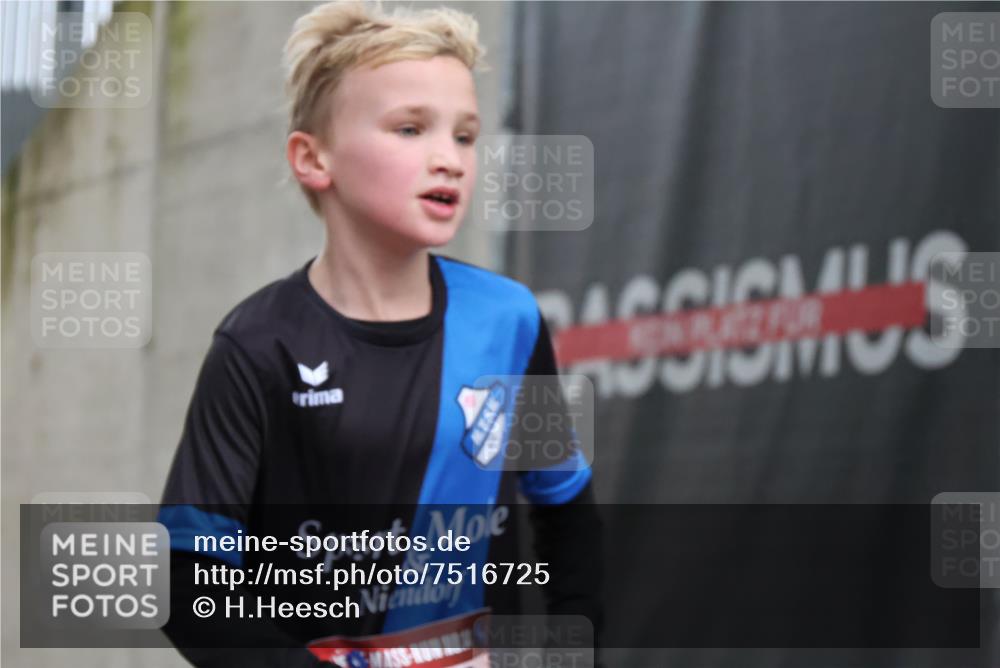 08.12.2024 - St. Pauli X-Mass-Run No. 14 H.Heesch http://msf.ph/oto/7516725 08.12.2024 10:55:58 Ziel 1733, 2269, 1733 meine-sportfotos.de