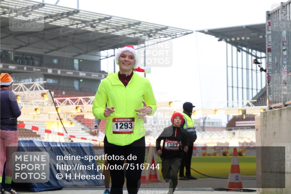 08.12.2024 - St. Pauli X-Mass-Run No. 14 H.Heesch http://msf.ph/oto/7516744 08.12.2024 10:56:13 Ziel 1293, 1293, 1383, 1387 meine-sportfotos.de