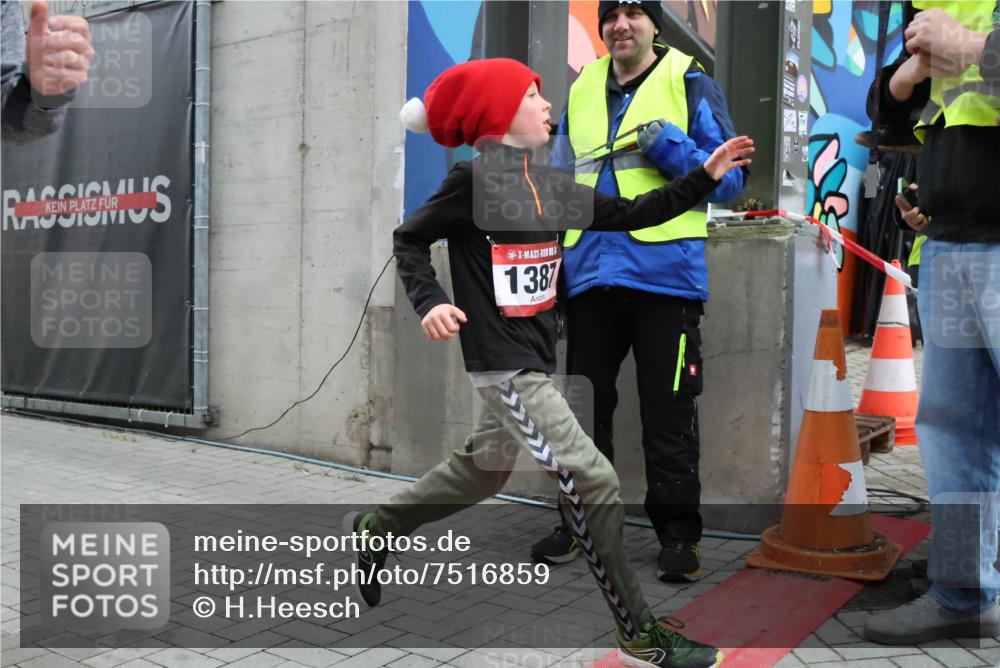 08.12.2024 - St. Pauli X-Mass-Run No. 14 H.Heesch http://msf.ph/oto/7516859 08.12.2024 10:56:16 Ziel 1293, 1383, 1387, 1383, 1387 meine-sportfotos.de