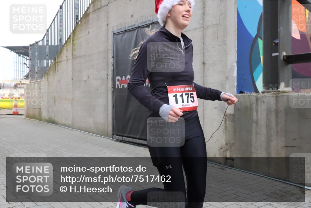 08.12.2024 - St. Pauli X-Mass-Run No. 14 H.Heesch http://msf.ph/oto/7517462 08.12.2024 10:58:37 Ziel 1175, 1176, 2139, 2363, 853, 1175 meine-sportfotos.de