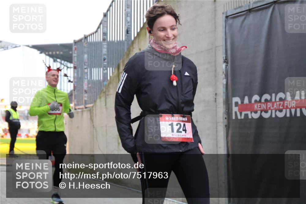 08.12.2024 - St. Pauli X-Mass-Run No. 14 H.Heesch http://msf.ph/oto/7517963 08.12.2024 10:59:44 Ziel 124, 496, 506, 515, 534, 124, 664, 686 meine-sportfotos.de