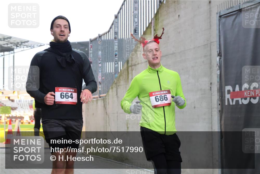 08.12.2024 - St. Pauli X-Mass-Run No. 14 H.Heesch http://msf.ph/oto/7517990 08.12.2024 10:59:45 Ziel 124, 496, 506, 515, 534, 124, 664, 686 meine-sportfotos.de