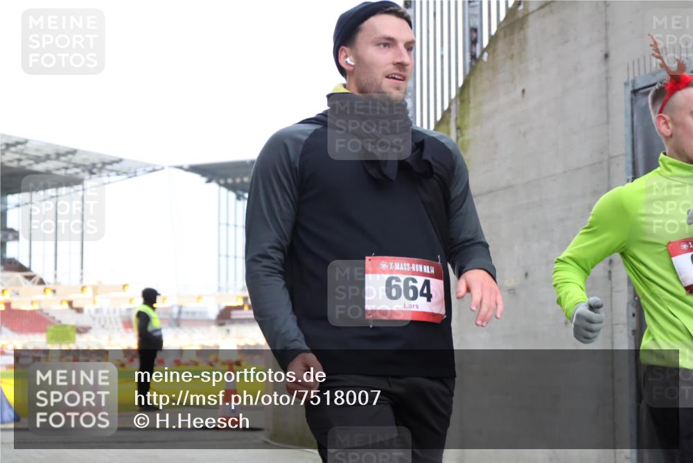 08.12.2024 - St. Pauli X-Mass-Run No. 14 H.Heesch http://msf.ph/oto/7518007 08.12.2024 10:59:46 Ziel 124, 496, 506, 515, 534, 664, 686, 664, 686 meine-sportfotos.de