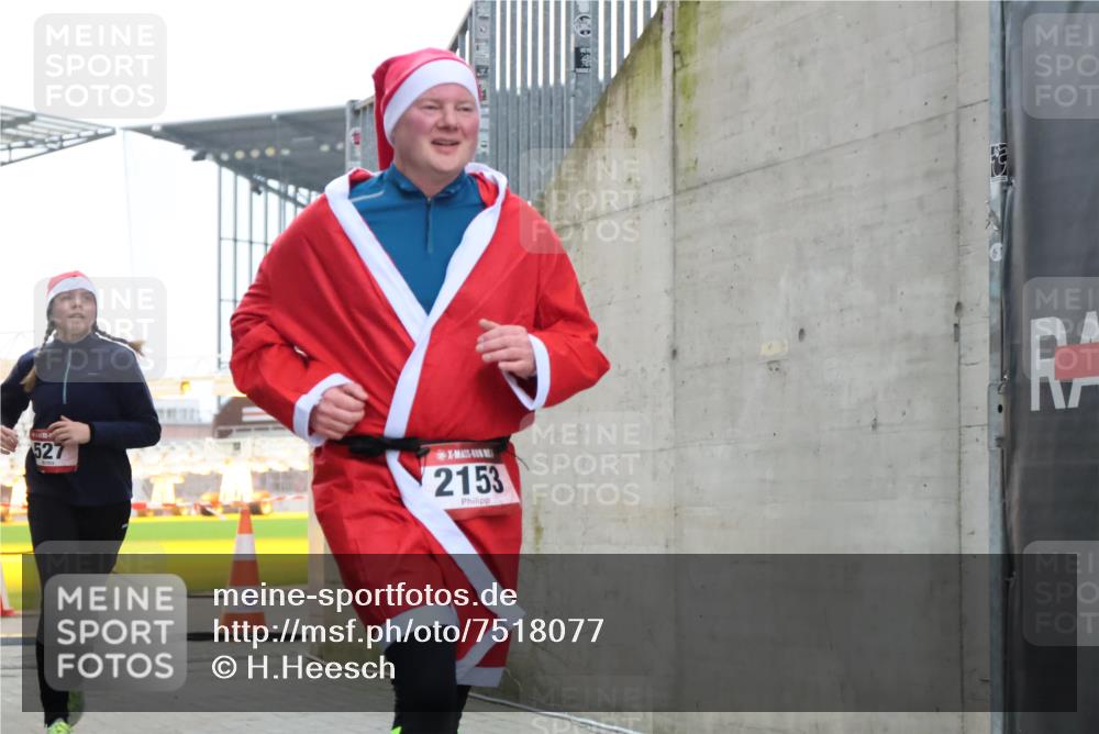 08.12.2024 - St. Pauli X-Mass-Run No. 14 H.Heesch http://msf.ph/oto/7518077 08.12.2024 10:59:59 Ziel 664, 686, 1748, 1842, 1848, 2153, 527, 1687, 1688, 1748, 1842, 2153 meine-sportfotos.de