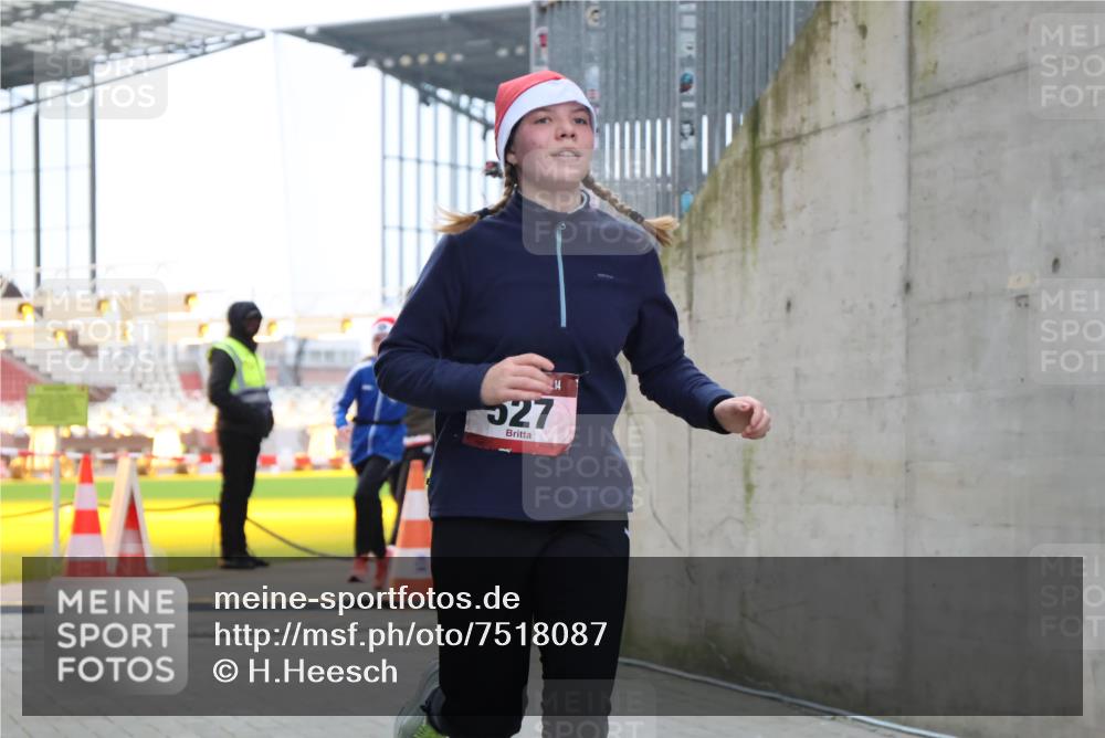 08.12.2024 - St. Pauli X-Mass-Run No. 14 H.Heesch http://msf.ph/oto/7518087 08.12.2024 11:00:00 Ziel 664, 686, 1748, 1842, 1848, 2153, 527, 1687, 1688, 2153 meine-sportfotos.de