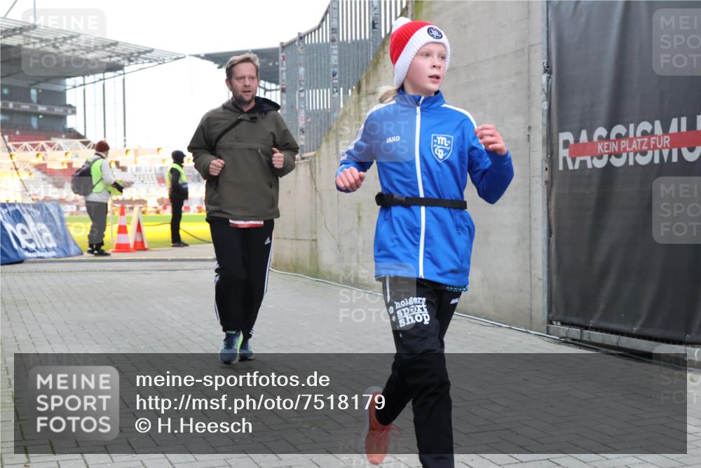 08.12.2024 - St. Pauli X-Mass-Run No. 14 H.Heesch http://msf.ph/oto/7518179 08.12.2024 11:00:04 Ziel 527, 1688, 1748, 1842, 1848, 2153, 1687, 1688 meine-sportfotos.de