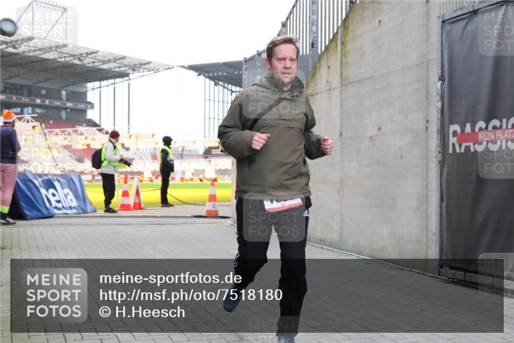 08.12.2024 - St. Pauli X-Mass-Run No. 14 H.Heesch http://msf.ph/oto/7518180 08.12.2024 11:00:05 Ziel 527, 1687, 1688, 1748, 1842, 1848, 2153, 1687, 1688 meine-sportfotos.de
