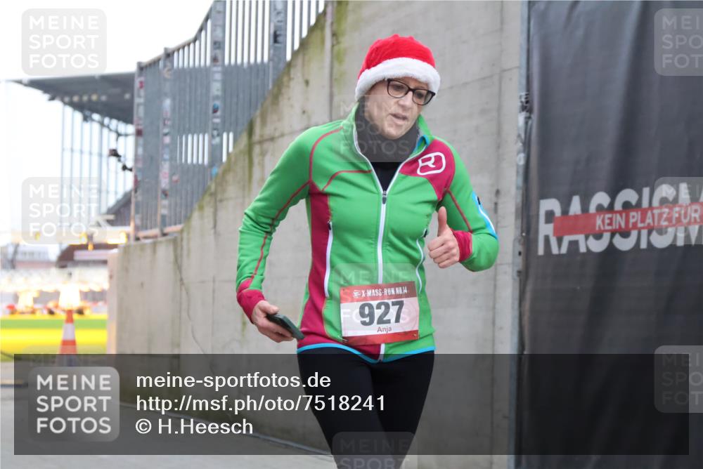 08.12.2024 - St. Pauli X-Mass-Run No. 14 H.Heesch http://msf.ph/oto/7518241 08.12.2024 11:00:14 Ziel 527, 927, 1687, 1688, 927 meine-sportfotos.de