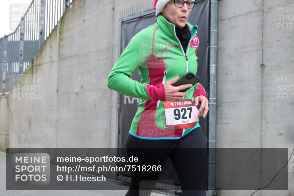 08.12.2024 - St. Pauli X-Mass-Run No. 14 H.Heesch http://msf.ph/oto/7518266 08.12.2024 11:00:15 Ziel 527, 927, 1687, 1688, 346, 927 meine-sportfotos.de