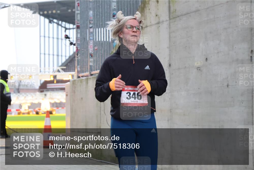 08.12.2024 - St. Pauli X-Mass-Run No. 14 H.Heesch http://msf.ph/oto/7518306 08.12.2024 11:00:23 Ziel 346, 927, 346, 886 meine-sportfotos.de