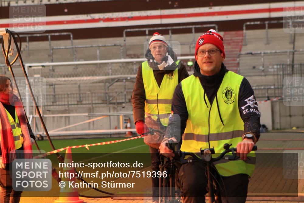 08.12.2024 - St. Pauli X-Mass-Run No. 14 Kathrin Stürmer Photography http://msf.ph/oto/7519396 08.12.2024 09:21:03 Ziel  meine-sportfotos.de