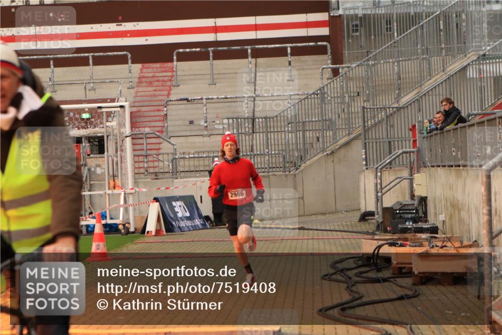 08.12.2024 - St. Pauli X-Mass-Run No. 14 Kathrin Stürmer Photography http://msf.ph/oto/7519408 08.12.2024 09:47:50 Ziel 2986 meine-sportfotos.de